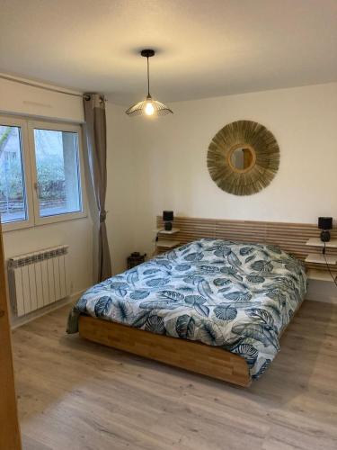 une chambre avec un lit et un miroir au mur dans l'établissement Appartement Le Männele, à Strasbourg