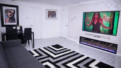 a living room with a couch and a flat screen tv at Stunning 2-Bed Apartment in London in London