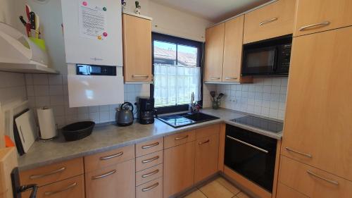 Kuchyň nebo kuchyňský kout v ubytování Lechbruck am See Feriendorf Hochbergle Haus 36