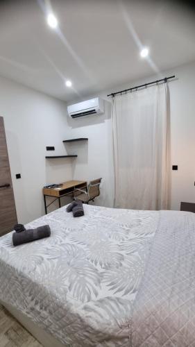 a bedroom with a large white bed in a room at Habitación céntrica de Lujo Gv 3 in Valencia