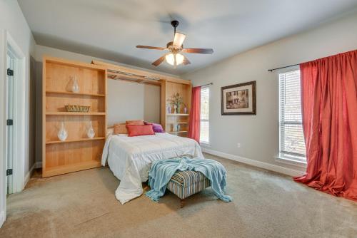 1 dormitorio con 1 cama y ventilador de techo en Spacious Zachary Home 12 Mi to Baton Rouge!, en Zachary