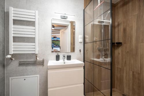 Kúpeľňa v ubytovaní DOMEK SUDECKI ZAKĄTEK - 2 APARTAMENTY 7- os Z GORĄCĄ BALIĄ ZEWNĘTRZNĄ