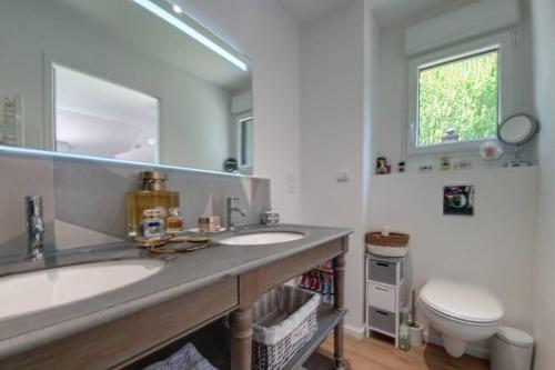 La salle de bains est pourvue de 2 lavabos et de toilettes. dans l'établissement Studio de charme indépendant avec terrasse, à Les Chéris