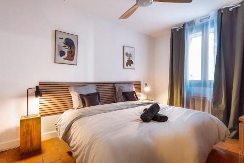 Schlafzimmer mit einem großen Bett mit einem Kopfteil aus Holz in der Unterkunft CŒUR DU VENTOUX Carpentras Bel appart 6 places in Carpentras