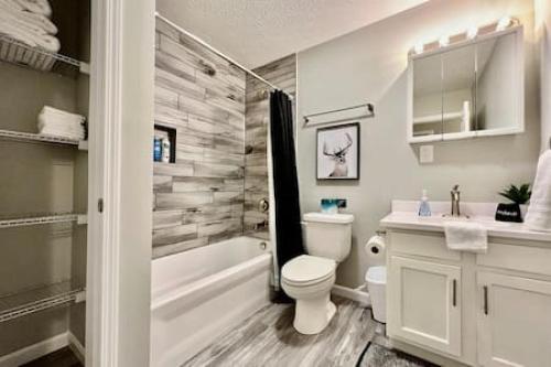 La salle de bains est pourvue de toilettes, d'une baignoire et d'un lavabo. dans l'établissement New Home in Middletown, OH Minutes to 75 and more, à Middletown