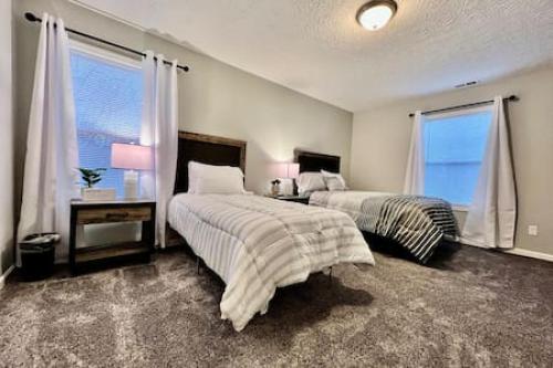 - une chambre avec 2 lits et une fenêtre dans l'établissement New Home in Middletown, OH Minutes to 75 and more, à Middletown