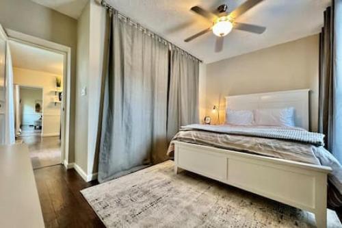 um quarto com uma cama e uma ventoinha de tecto em 1 Bd Hide away Historic Dayton, Oh Oregon District em Dayton