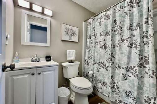 y baño con aseo y cortina de ducha. en Newly Remodeled Apt Middletown, Ohio FREE Laundry, en Middletown