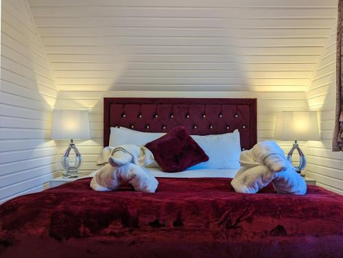 Postel nebo postele na pokoji v ubytování Ceridwen 6 - Hot Tub-Luxury-Pets-Perthshire-Romantic-Dundee