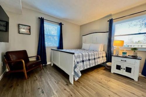 - une chambre avec un lit, une chaise et une fenêtre dans l'établissement Cute Middletown, Ohio2 bed Apartment- Free laundry, à Middletown