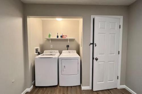 een kleine keuken met twee witte apparaten en een deur bij Sharp Spacious Middletown Apartment Free Laundry in Middletown
