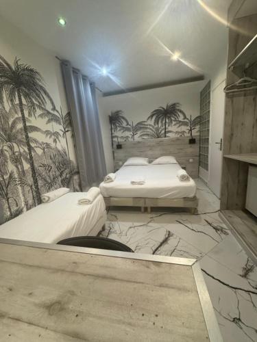パリにあるモダンズ ホテルのベッド2台 ヤシの木の壁のドミトリールーム