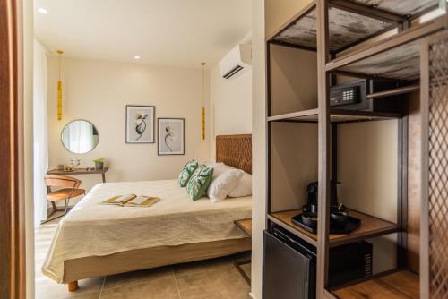 Samos Tropic Apartments في Ríva: غرفة نوم مع سرير وغرفة بطابقين