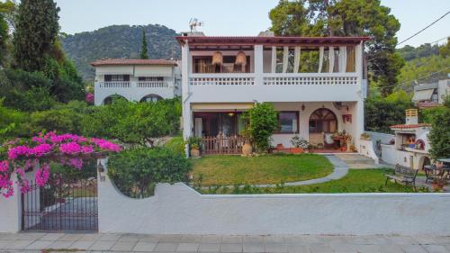 Taman di luar Seaview Apartment - Poros Relaxing Beachfront Flat