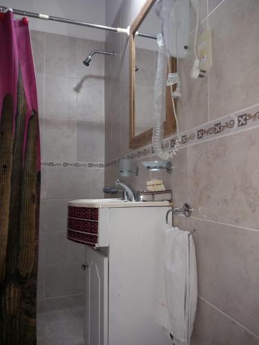 a bathroom with a sink and a mirror and towels at El Zohar 5 pax in Federación