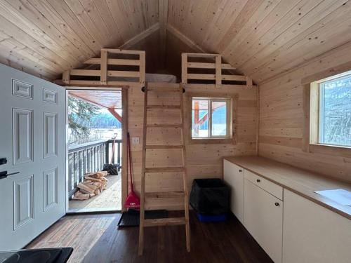 Cette petite maison comprend 2 lits superposés. dans l'établissement Eagle Cabin, à Golden