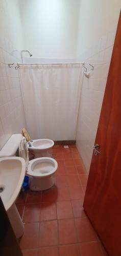 里奧哈的住宿－Nuestro Quincho，一间带卫生间和水槽的小浴室