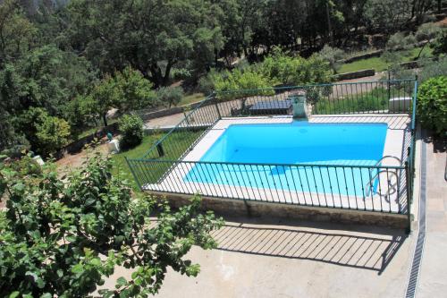 una vista aérea de una piscina en un jardín en Aloja entero El Mirador de Acebo 4 estrellas piscina Sauna Spa, en Acebo