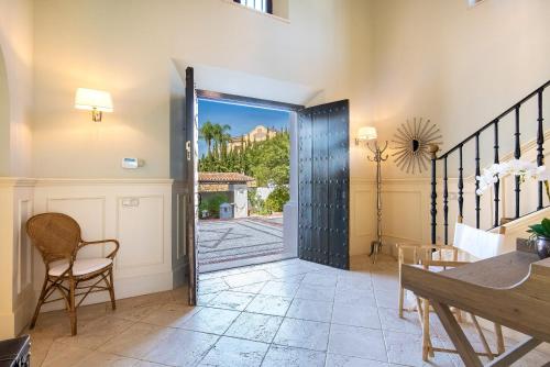 Superb Villa Near Golf Course With Heated Pool & Jacuzzi
