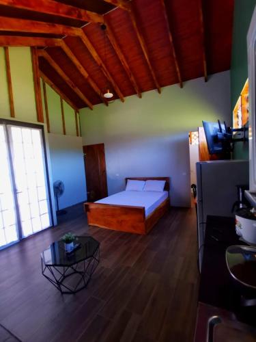 Habitación grande con cama y mesa. en Villas Rincón del Sur, en Hone Creek