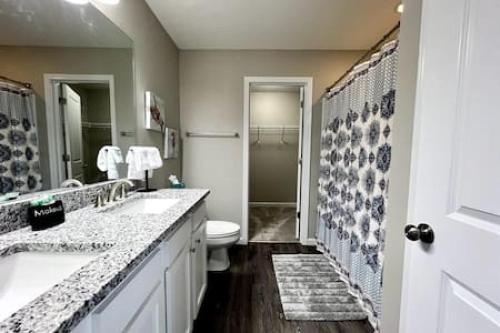 ein Badezimmer mit zwei Waschbecken, einem WC und einem Spiegel in der Unterkunft NEW Executive Home in Germantown, OH 