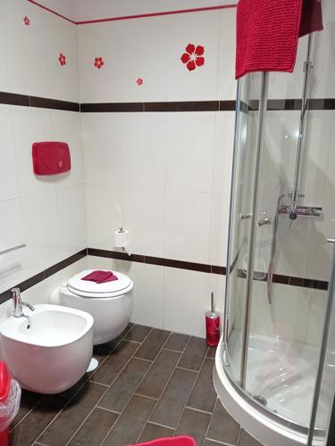 een badkamer met een toilet, een wastafel en een douche bij Dalla Rossa in Montelupo Fiorentino