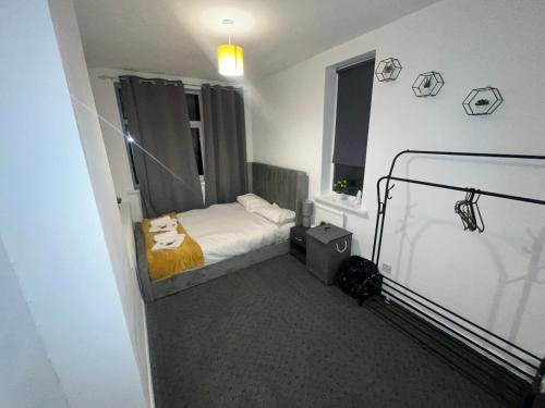 een kleine slaapkamer met een bed en een raam bij House Parking Contractors in Leicester