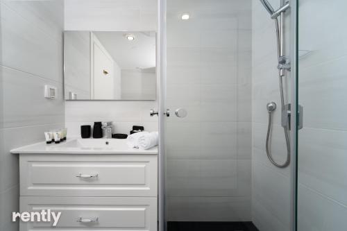 埃拉特的住宿－Sea side "lilac" apartment - by Rently，带淋浴和盥洗盆的白色浴室