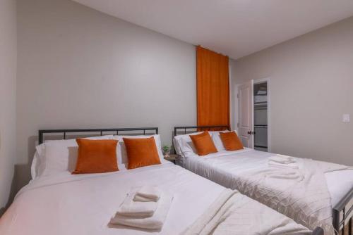 deux lits côte à côte dans une chambre dans l'établissement 40 OFF 3Days, 9 min to EWR, 2 Queen Beds, Sleeps 6, à Newark