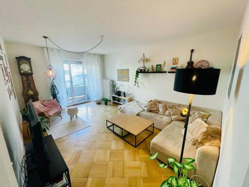 ein Wohnzimmer mit einem Sofa und einem Tisch in der Unterkunft Cozy Central 1BD Fast WiFi in Bern