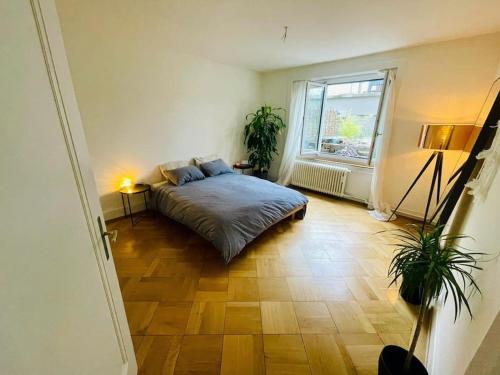 una camera con letto e finestra di Cozy Central 1BD Fast WiFi a Berna