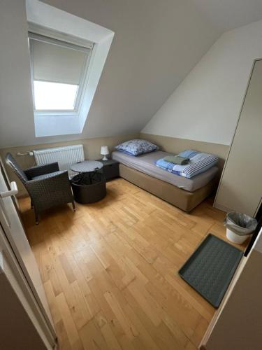 Cette petite chambre comprend un lit et une table. dans l'établissement Zimmer-Hotel-Pension, à Meine