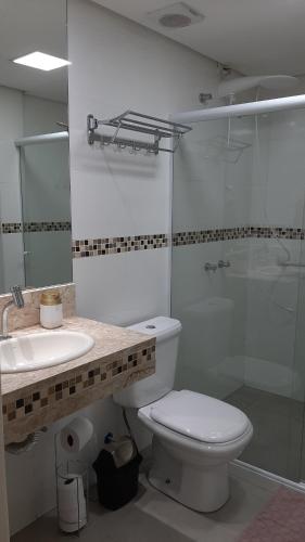 y baño con aseo, lavabo y ducha. en Farol das Aguas en Igaratá