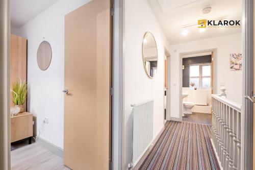 a hallway with a door leading to a bathroom at 30% OFF 28 Nights+ 3bed House - Klarok - Peterborough in Peterborough