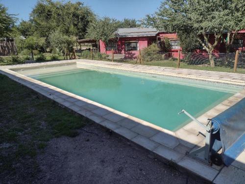 Πισίνα στο ή κοντά στο Cabañas del Monte
