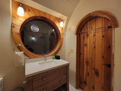 Ванная комната в Hobbithouse at White Lotus Eco Spa Retreat