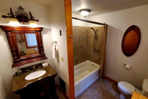 La salle de bains est pourvue d'un lavabo, d'une douche et de toilettes. dans l'établissement Bali Suite, à Stanardsville