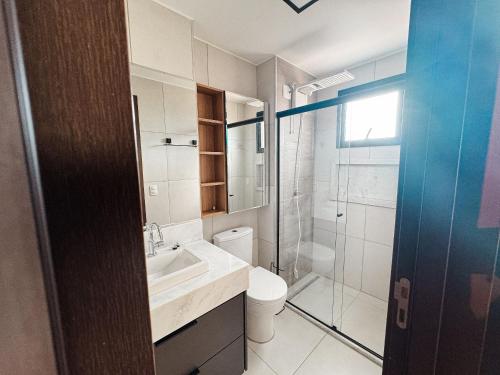 een badkamer met een wastafel, een toilet en een douche bij Citizen Bueno by Marzani Host in Goiânia