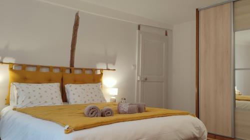 um quarto com uma cama grande e toalhas em Blois City - Le Petit Louis XII em Blois