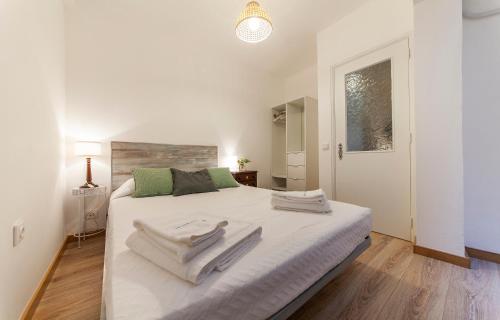 1 dormitorio con 1 cama blanca grande y toallas. en A41- Olive Tree Street 1 Bed Flat en Lagos
