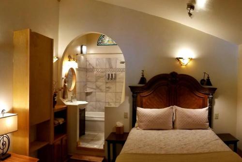 um quarto com uma cama e uma casa de banho com um chuveiro em Shire Suite at White Lotus Eco Spa retreat em Stanardsville