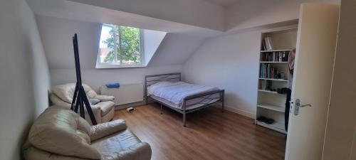 uma sala de estar com um sofá e uma cama em Do not book, property being removed from site em Manchester