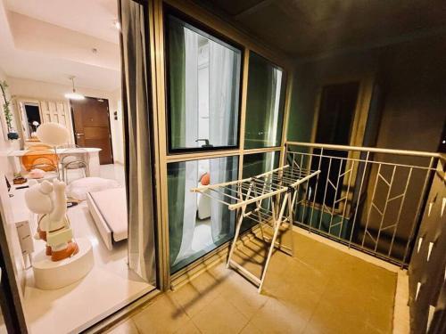a balcony with a view of a living room at Thompson Suites - 2-beds near OKADA, Bayshore 2 in Manila