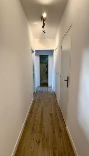 - un couloir vide avec un ventilateur de plafond et du parquet dans l'établissement Charmant 3 pièces idéalement situé, à Menton