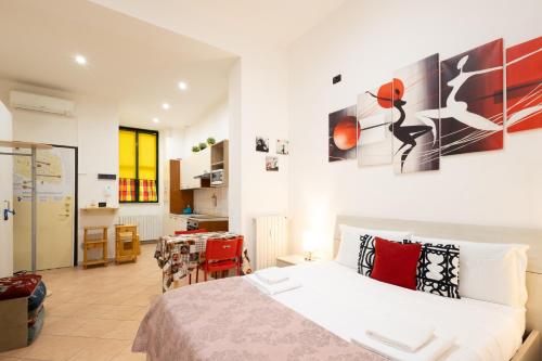sypialnia z łóżkiem i jadalnią w obiekcie 13- Tourist House Bologna Pratello - Self check-in w Bolonii