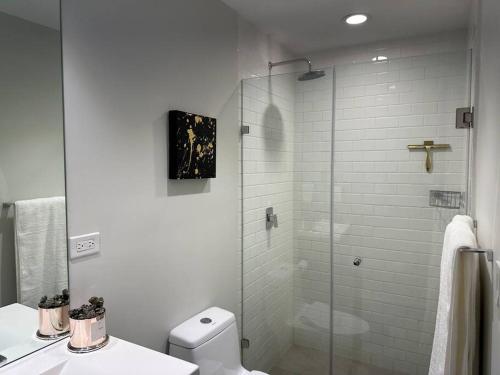 a bathroom with a glass shower with a toilet at Lujoso departamento en San Pedro in Monterrey