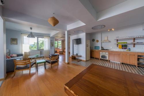 uma cozinha e sala de estar com mesa e cadeiras em Maison Détroit : Iconic 3Br Triplex w/ GREAT Views em Istambul
