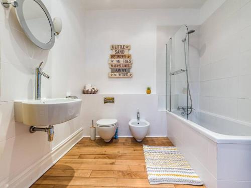 Ένα μπάνιο στο Longsands Beach Apartment 1 Tynemouth Free Onsite Parking