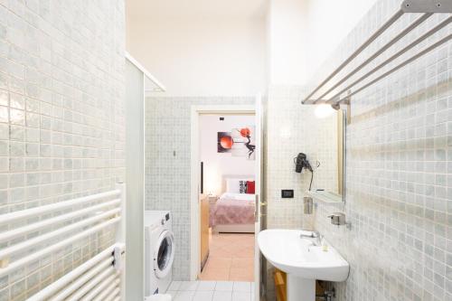 łazienka z umywalką i pralką w obiekcie 13- Tourist House Bologna Pratello - Self check-in w Bolonii