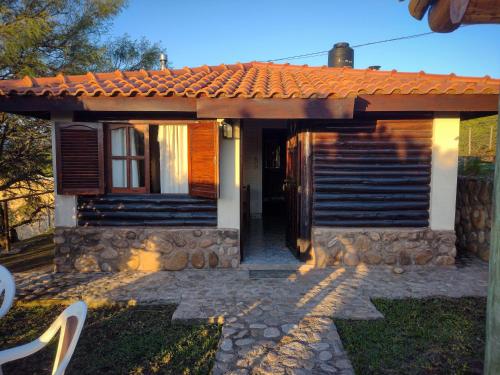 ein kleines Haus mit einem Weg dorthin in der Unterkunft Cabaña de troncos en Nono, Córdoba in Nono
